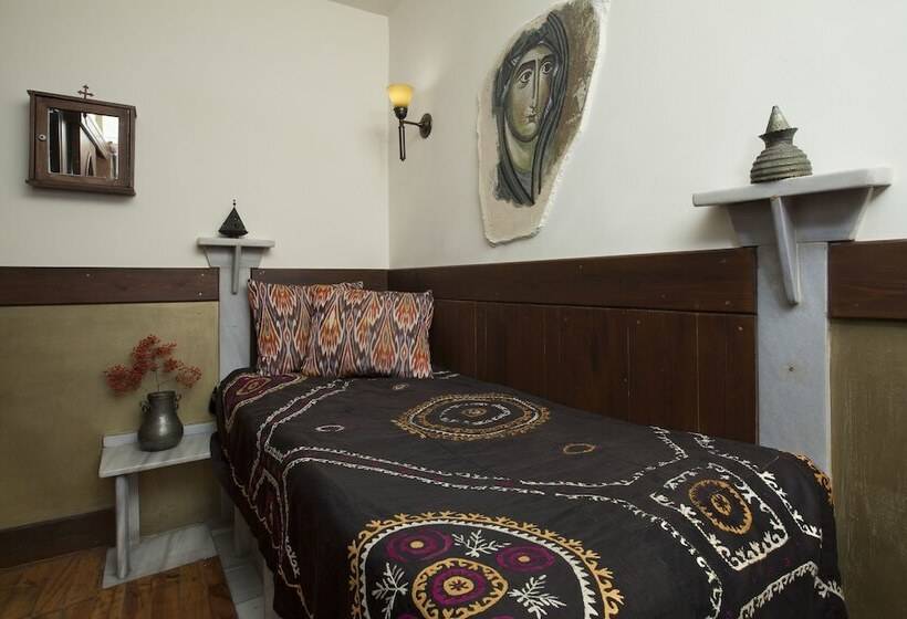 Standard Room, Empress Zoe