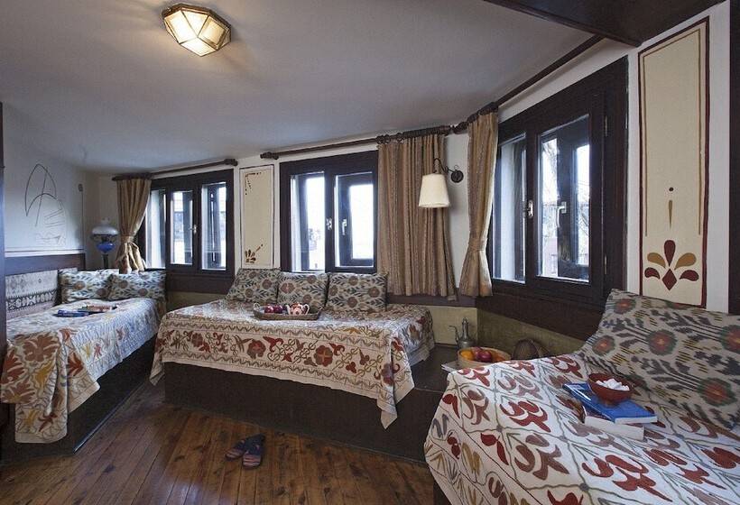 Standard Triple Room, Empress Zoe