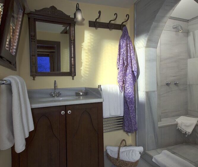 Penthouse Room, Empress Zoe