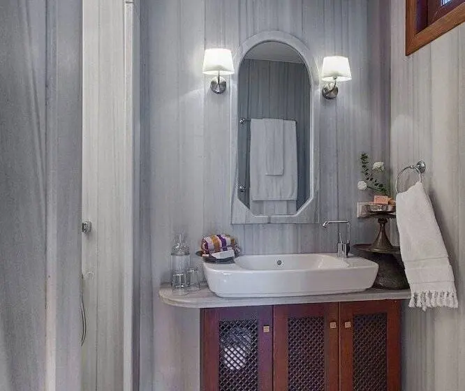 Basic Room, Empress Zoe