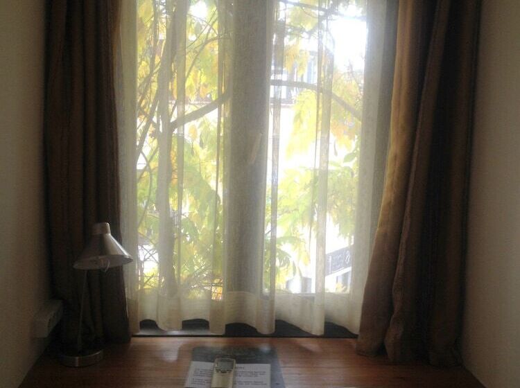 Basic Room, Empress Zoe