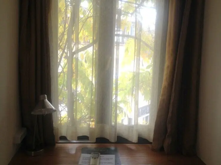 Basic Room, Empress Zoe