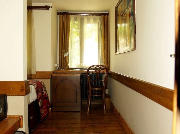 Basic Room, Empress Zoe