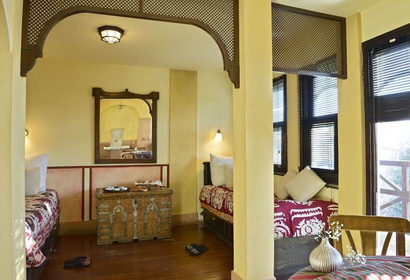 Deluxe Suite, Empress Zoe