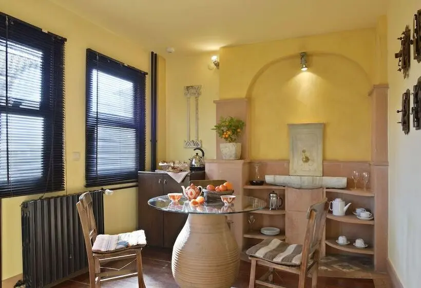 Deluxe Suite, Empress Zoe