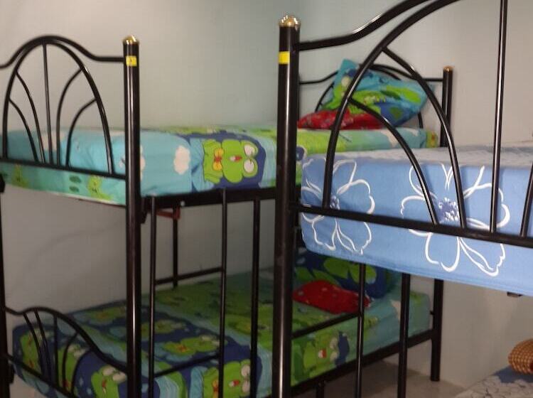 Pat in Cameră Comună, Star Dormitory