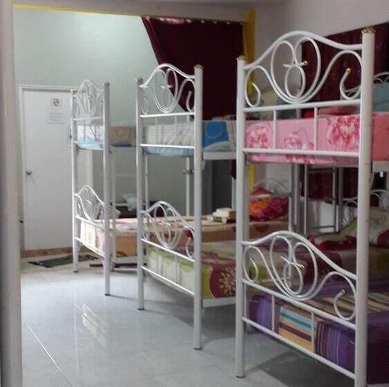 Pat in Cameră Comună, Star Dormitory