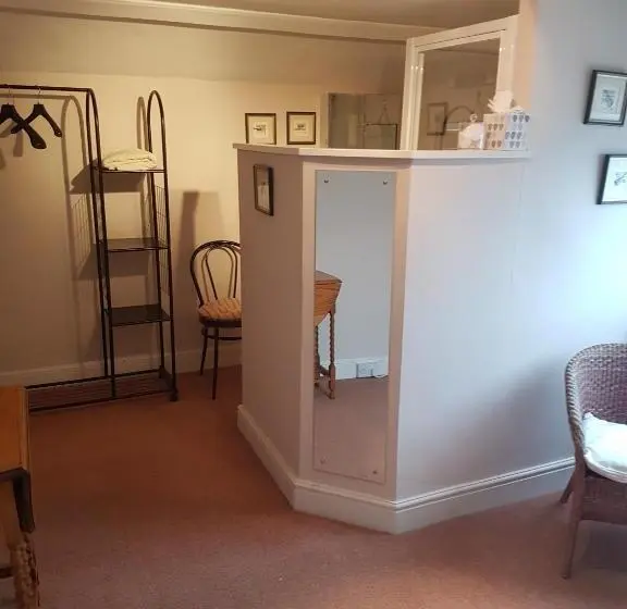 2 Bedrooms Suite Sea View, Lammas Park House