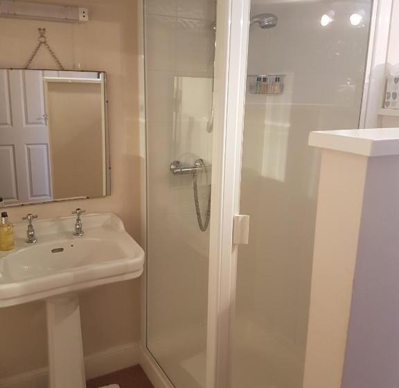 2 Bedrooms Suite Sea View, Lammas Park House