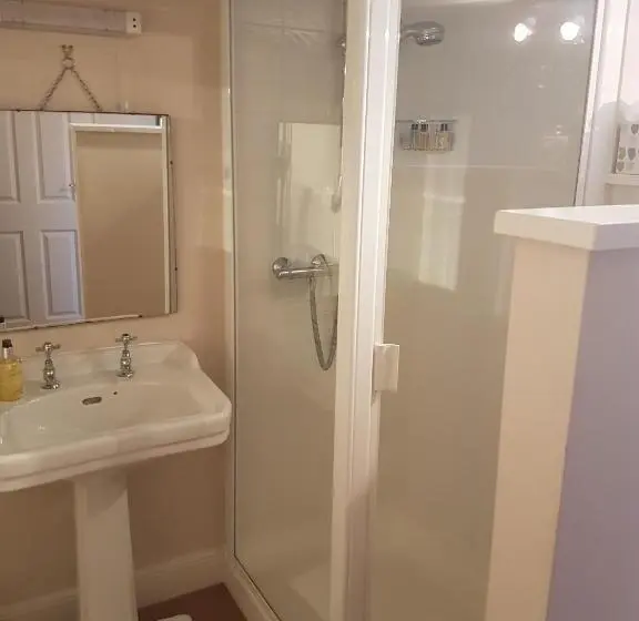 2 Bedrooms Suite Sea View, Lammas Park House