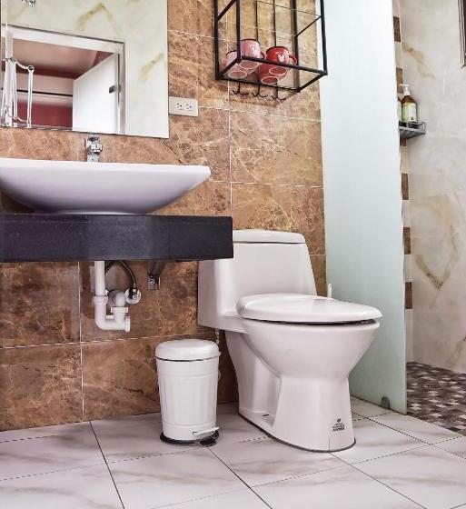 اتاق استاندارد چهارنفره با بالکن, Wei Sen House