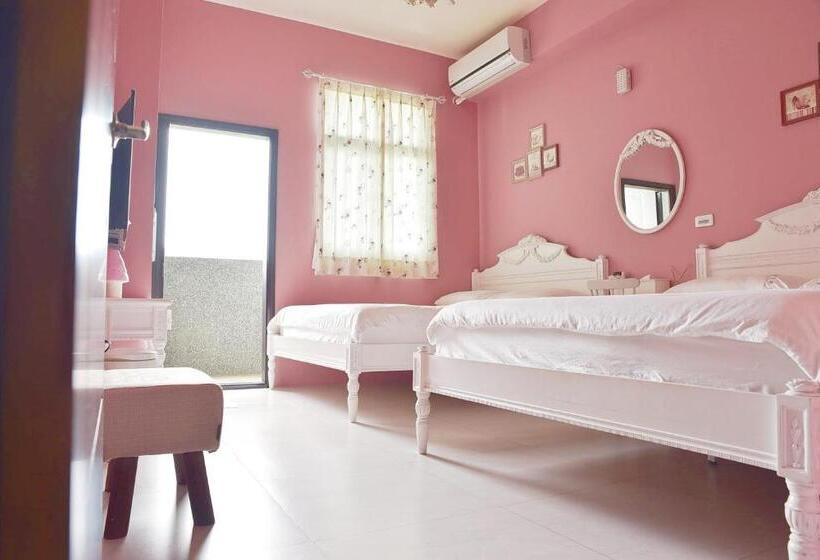 اتاق استاندارد چهارنفره با بالکن, Wei Sen House