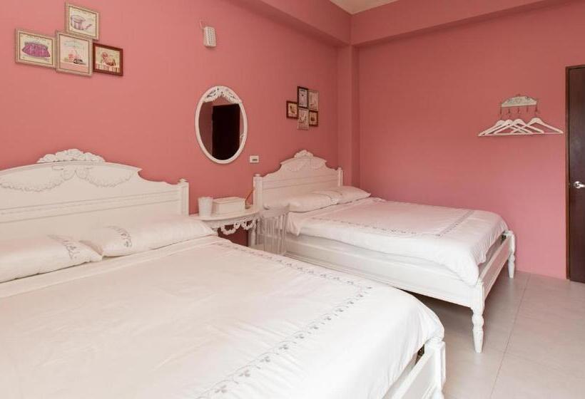 اتاق استاندارد چهارنفره با بالکن, Wei Sen House