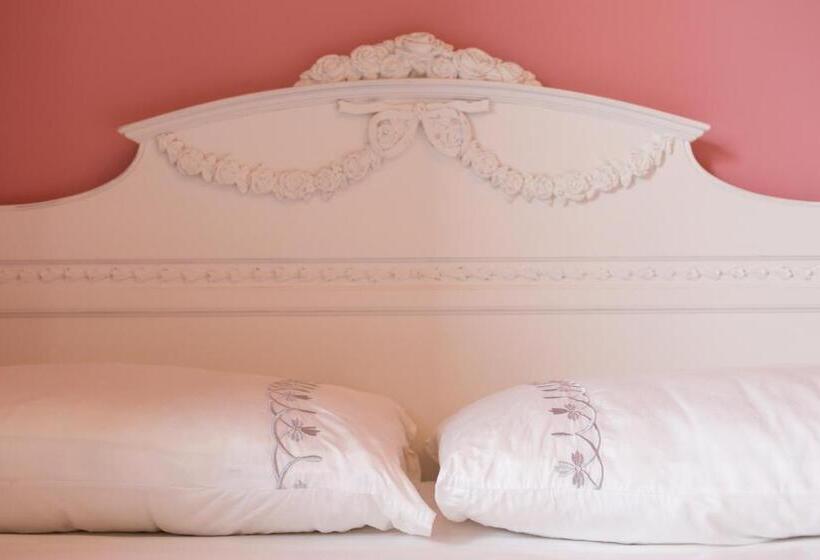 اتاق استاندارد چهارنفره با بالکن, Wei Sen House