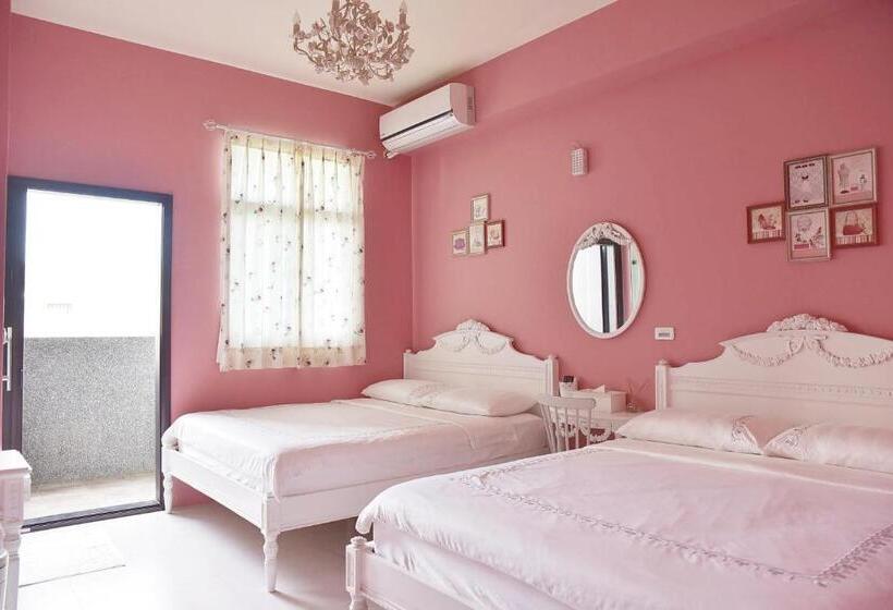 اتاق استاندارد چهارنفره با بالکن, Wei Sen House