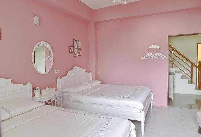 اتاق استاندارد چهارنفره با بالکن, Wei Sen House