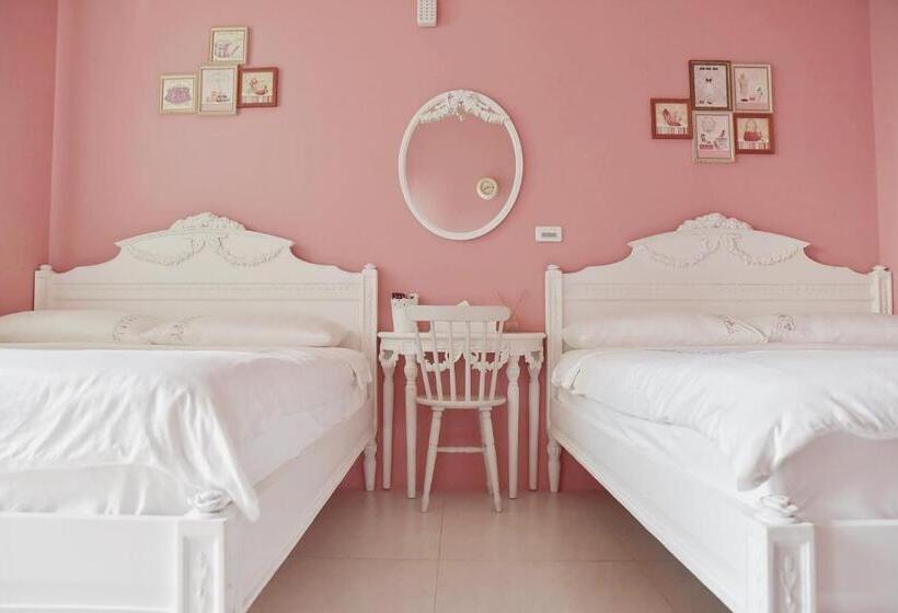 اتاق استاندارد چهارنفره با بالکن, Wei Sen House