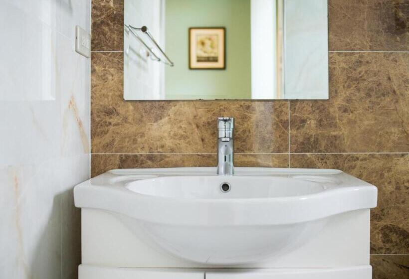 اتاق استاندارد چهارنفره با بالکن, Wei Sen House