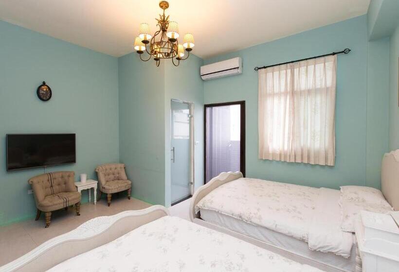 اتاق استاندارد چهارنفره با بالکن, Wei Sen House