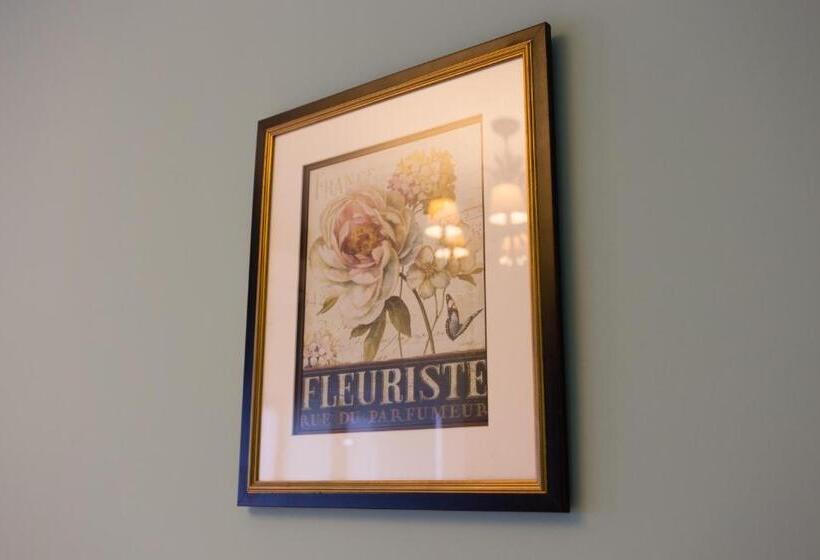 اتاق استاندارد چهارنفره با بالکن, Wei Sen House