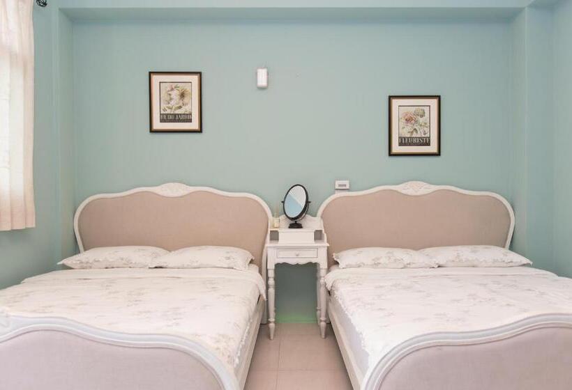 اتاق استاندارد چهارنفره با بالکن, Wei Sen House