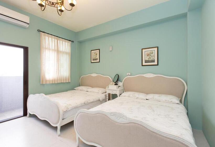 اتاق استاندارد چهارنفره با بالکن, Wei Sen House