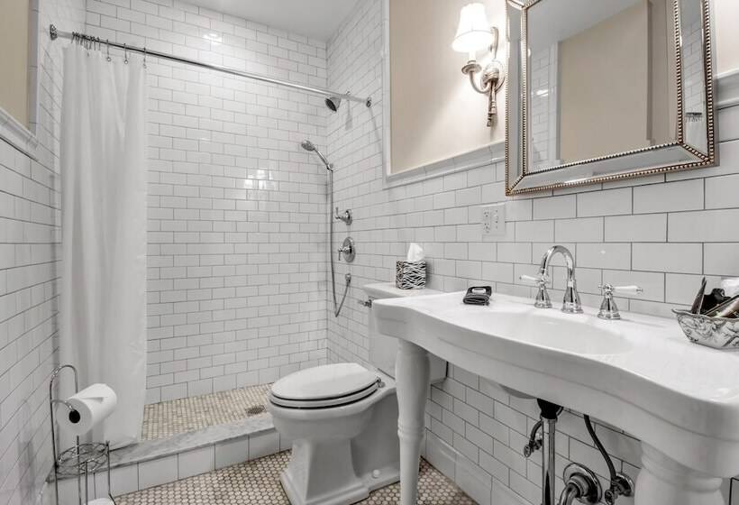 جناح, Innbuffalo Off Elmwood