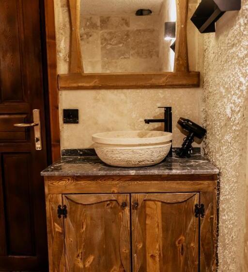 سوییت لوکس, Sunset Cave