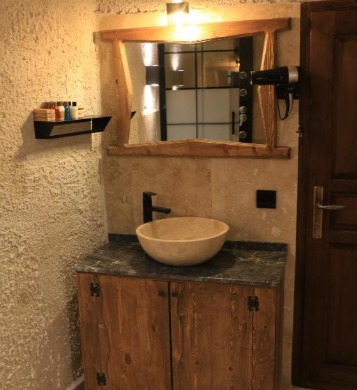 سوییت خانوادگی, Sunset Cave