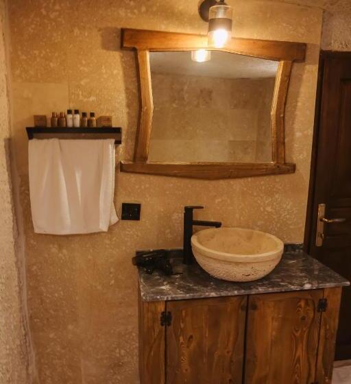 سوییت لوکس, Sunset Cave