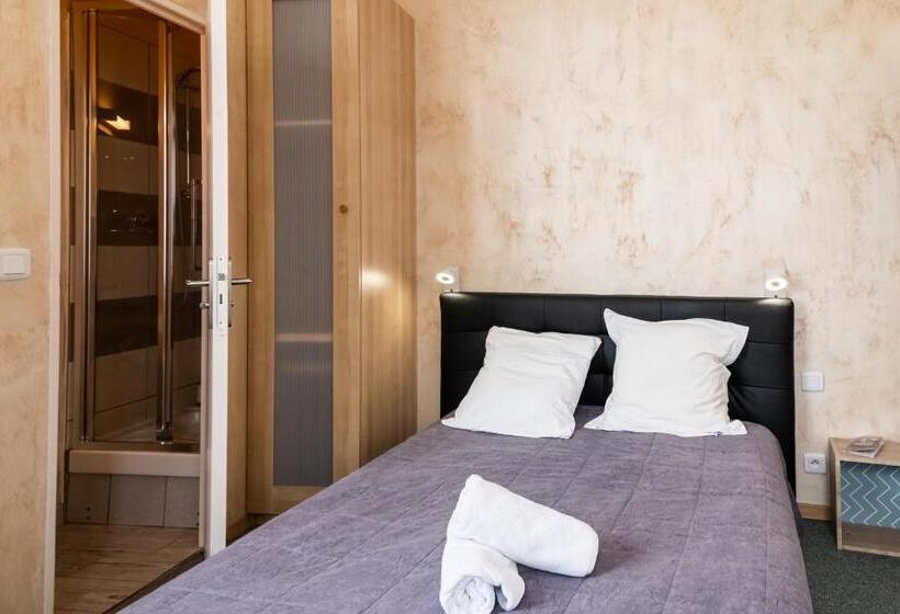 اتاق استاندارد, De La Gare