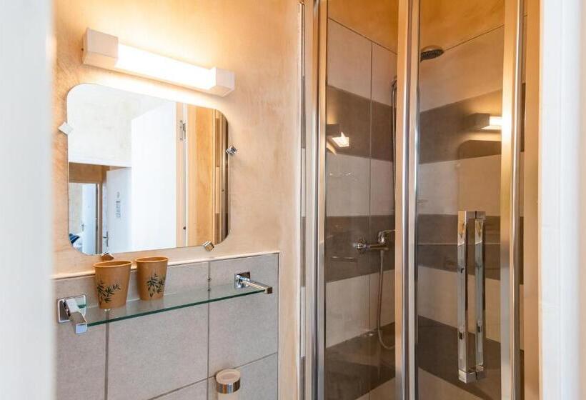 اتاق استاندارد, De La Gare