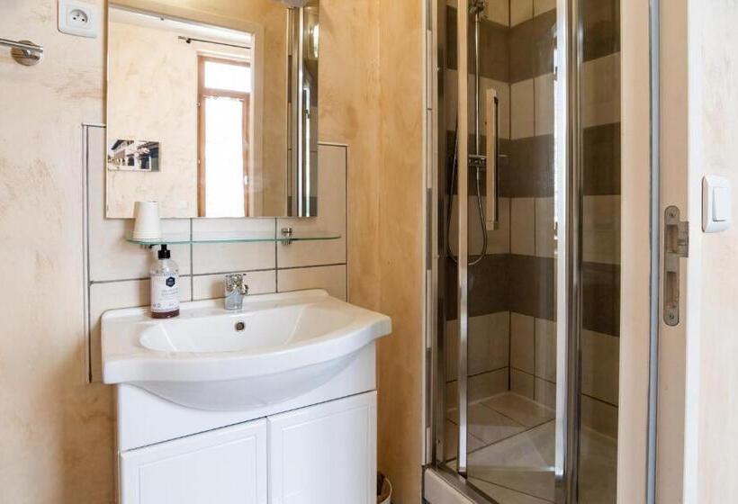 اتاق استاندارد, De La Gare