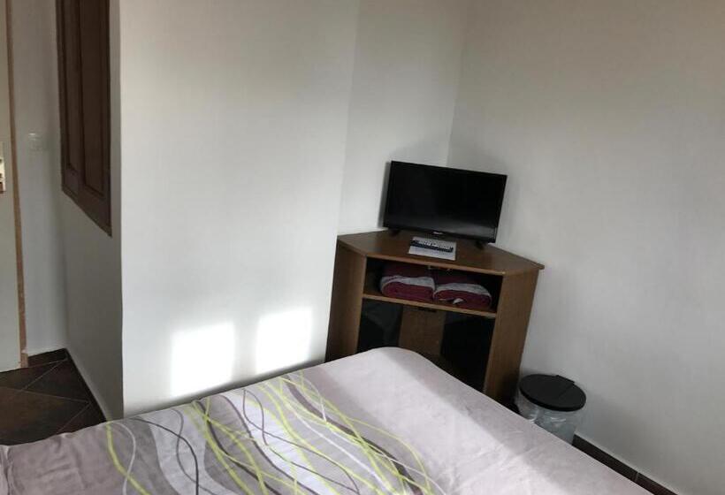 اتاق استاندارد با سرویس بهداشتی مشترک, Bastide Ecurie Massilia