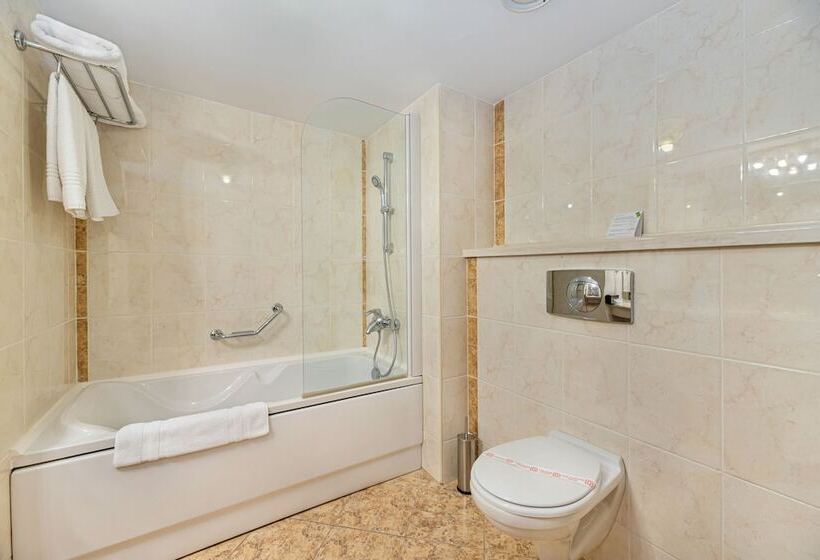 דירת חדר, Aro Palace