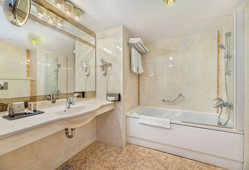 דירת חדר, Aro Palace