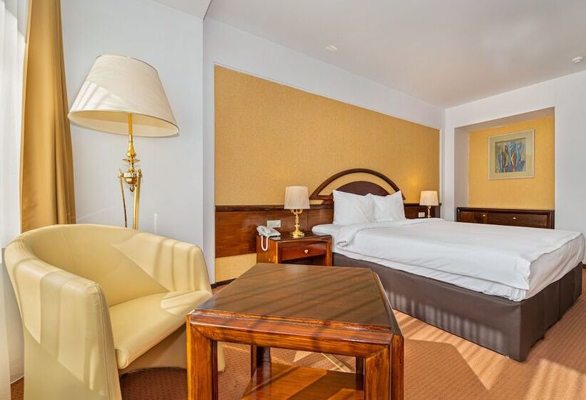 דירת חדר, Aro Palace