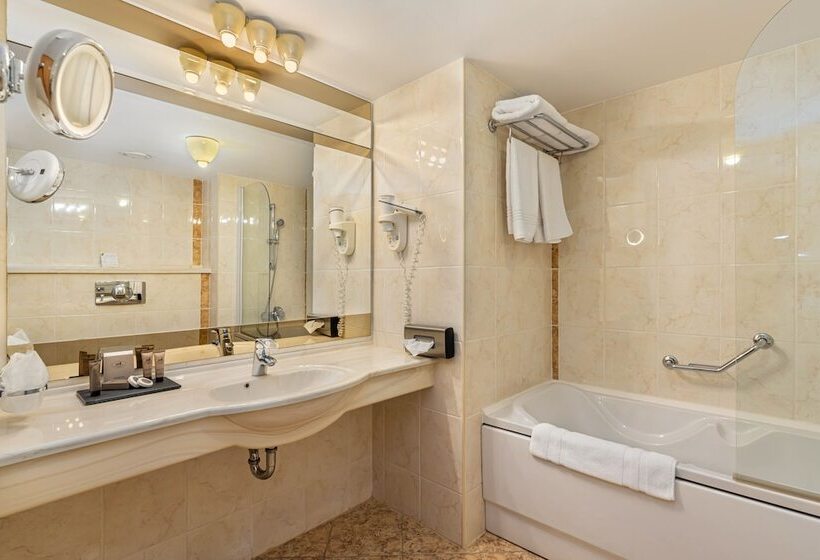 סוויטת ג'וניור, Aro Palace