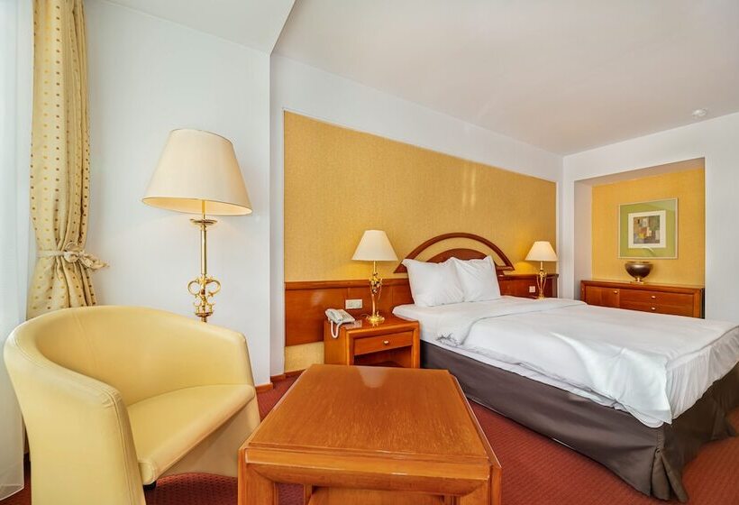 סוויטת ג'וניור, Aro Palace