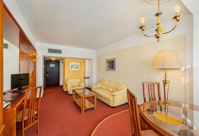 סוויטת ג'וניור, Aro Palace