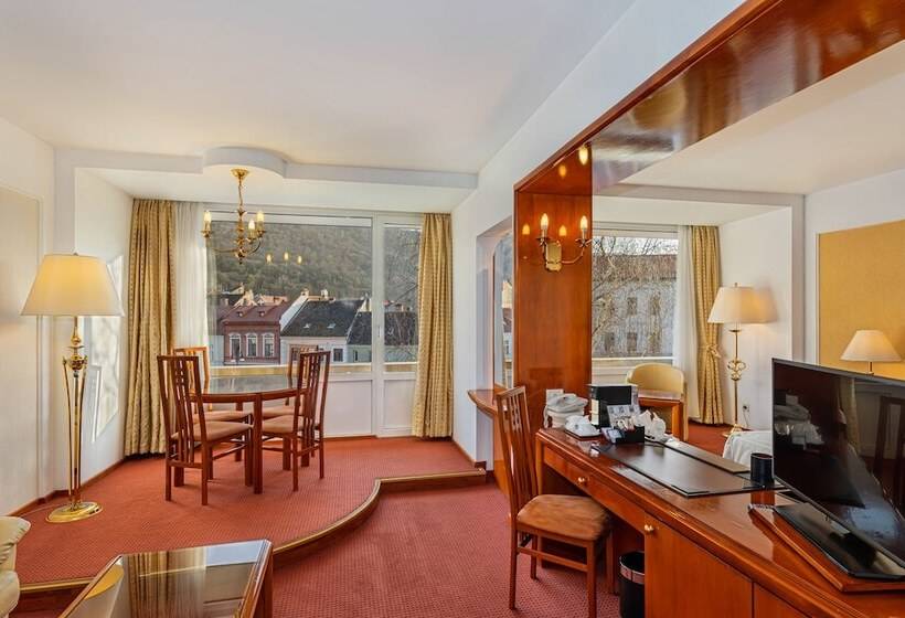 סוויטת ג'וניור, Aro Palace