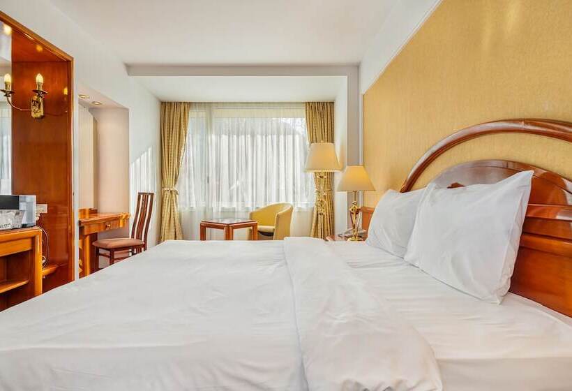 סוויטת ג'וניור, Aro Palace