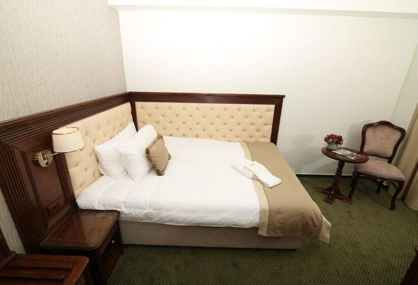 غرفة قياسية فردية, Carmen