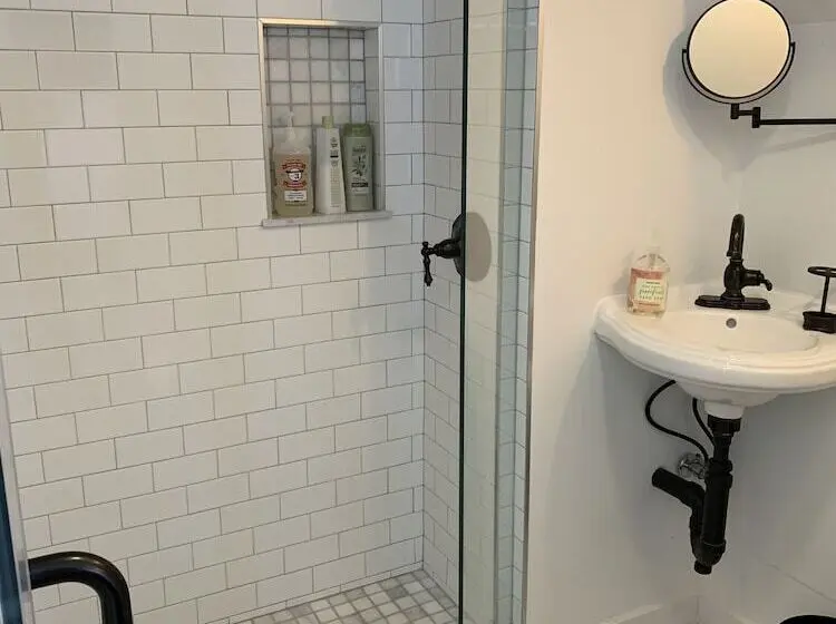 اتاق لوکس با تخت بزرگ, Sea Street Inn