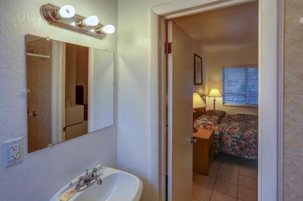 غرفة ديلوكس, Green Seas Motel