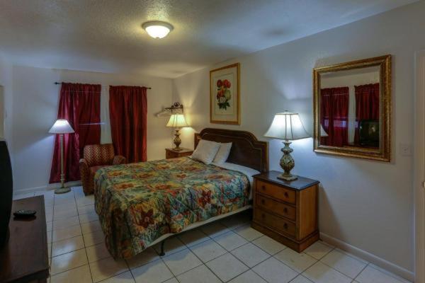 اتاق لوکس, Green Seas Motel