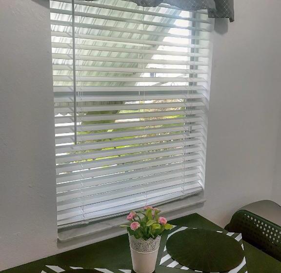 غرفة ديلوكس, Green Seas Motel