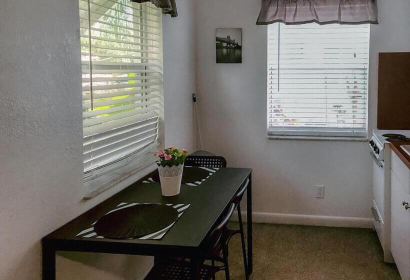 غرفة ديلوكس, Green Seas Motel