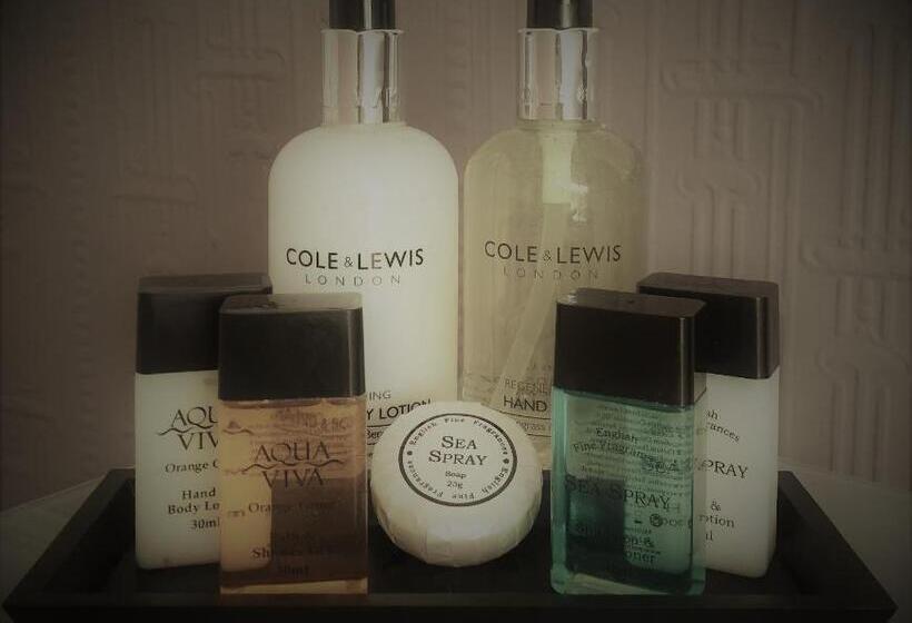 スタンダードルーム, Longmead House