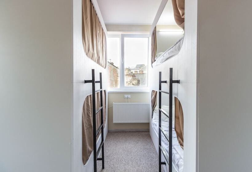 سرير فى غرفة مشتركه, Hi Hostel